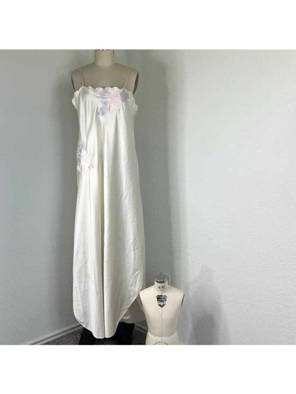 VTG Natori Midi Embrlodered Floral Curved Hem Slip Nightgown Sleep Dress
